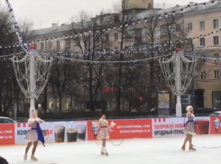 Обворожительные фигуристки в летних платьях открыли каток на площади Ленина