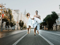 Влюбленная пара пробежалась нагими в простынях по центру Воронежа 