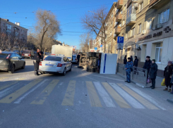 «Газель» с заключенными перевернулась в центре Воронежа 