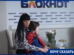 Мой сын закрывает длинными волосами отсутствие ушей,  - мама воронежца с редкой болезнью