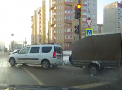 Скользкая дорога сыграла с водителем злую шутку в Воронеже 