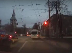 Воронежский маршрутчик заплатит штраф за снятый на видео проезд на «красный»