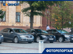Какие автомобили паркуются у правительства и мэрии Воронежа 