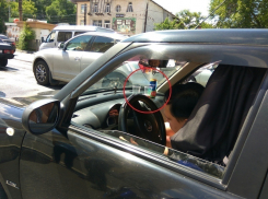 Мотоциклиста из Воронежа прокатила на капоте автоледи, употребляющая водку за рулем