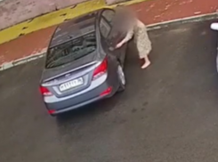 Босоногая женщина с животным принтом исцарапала авто в воронежском ЖК