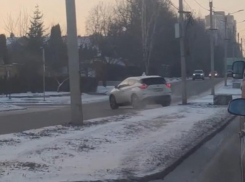Объезд глухой пробки без комплексов попал на видео в Воронеже
