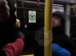 Драка ногами попала на видео в воронежском автобусе