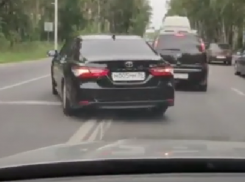  Toyota Camry с авторитетными номерами показала плохой пример по объезду пробки в Воронеже