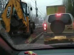 На видео попало, как устрашающий экскаватор объезжает пробку по газону в Воронеже
