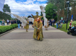 Парад уличных театров в «Алых парусах» открыл Платоновфест-2026 в Воронеже