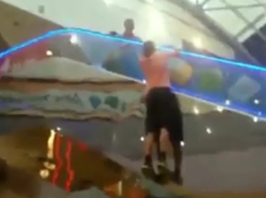 В воронежском ТЦ «Галерея Чижова» подросток катался на перилах эскалатора на руках 