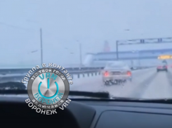 Метель поиграла машиной в футбол под Воронежем