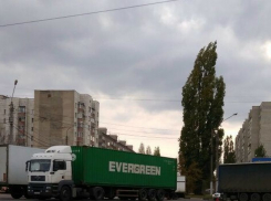 В Воронеже фура перекрыла проспект Патриотов, не доезжая Юго-Западного рынка