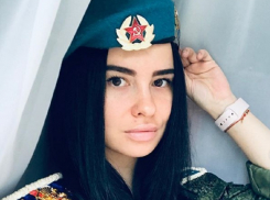 Красавица-брюнетка попозировала в форме ВДВ в День десантника в Воронеже
