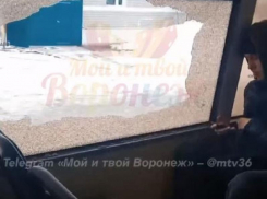 Поездку с разбитым стеклом показали изнутри автобуса на видео в Воронеже