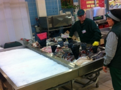 В супермаркете Окей в Галерее Чижова тухнет свалка рыбы и морепродуктов?