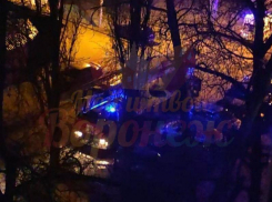 Многоэтажный дом загорелся ночью в Воронеже – эвакуировали 8 человек