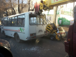 В Воронеже автокран врезался в «Пазик» маршрут 58в