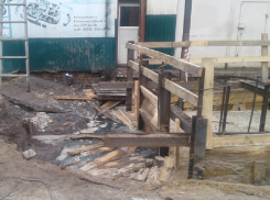 Разрушительный порыв канализации вновь затопил воронежскую улицу 