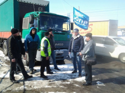 Воронежские дальнобойщики всю рабочую неделю стоят живым щитом на улице Ильюшина