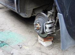 В Воронеже три вора сняли с «четверки» аккумулятор, коврики и колесо