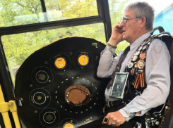 В сомбреро и странных орденах пришел мужчина на День Победы в Воронеже