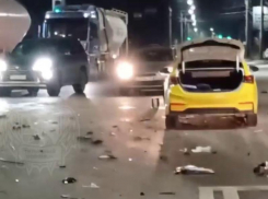 Капот всмятку: жесткое столкновение такси с фурой попало на видео в Воронеже