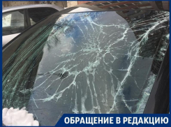 Снег с крыши безжалостно расколошматил иномарку в Воронеже 