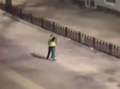 Пытка дворником поздней ночью попала на видео в Воронеже