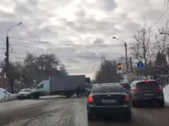 Печальный итог новой схемы заезда в Березовую рощу показали на видео в Воронеже