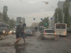 Из-за воронежского потопа Ленинский проспект превратился в речку