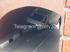 Грузовик застрял под «мостом глупости» в Воронеже