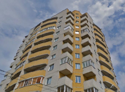 Жители целой многоэтажки в Воронеже вынуждены купаться в покупной воде из ларька