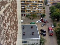 Машины МЧС съехались к многоэтажке в крупном микрорайоне Воронежа 