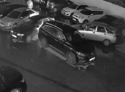 Гнусный поступок автомобилиста записала камера во дворе Воронежа 