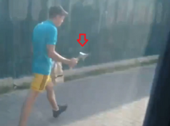 Один пассажир воронежской маршрутки бросился на другого с топором и попал на видео 