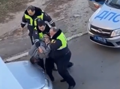 Задержание воронежца, врезавшегося в иномарку с ребенком во время ухода от погони, сняли на видео 