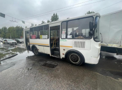 Девятилетняя девочка попала в больницу после ДТП с маршруткой и грузовиком в Воронеже 