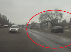 Лихач на дорогом авто решил проучить медленного водителя и чуть не устроил массовую аварию в Воронеже