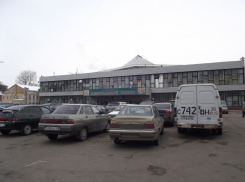 Что сегодня присходит на Центральном рынке Воронежа - одни борются, другие занимают место (ФОТО)