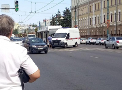 Увезли на «скорой»: женщина сильно ударилась головой в автобусе на главной улице Воронежа