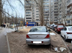 Царская парковка машины на детской площадке вызвала гнев у жителей Воронежа