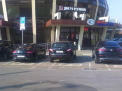  Массовое презрение иномарок к инвалидам и правилам показали на одном фото в Воронеже  