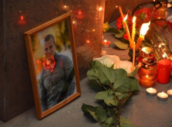 В Воронеже на акцию скорби в память убитого у кафе Дмитрия Кривошеева пришли 200 человек