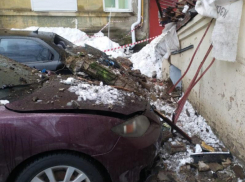 Фото с места падения двух балконов на машины опубликованы в Воронеже 