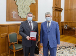 Губернатор наградил главу Борисоглебска, хотя у того под боком нашли повод для заявления в ФСБ