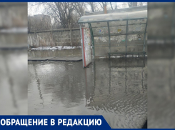 Огромная грязевая лужа взяла в заложники остановку в Воронеже 