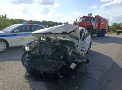 Последствия страшной аварии с двумя иномарками и «Газелью» попали на фото под Воронежем