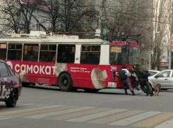 Воронежцам пришлось самим катить троллейбус с рекламой «Самоката» на боку 