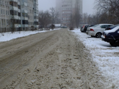 В Воронеже из-за снежных завалов автомобилистам сложно парковаться, а пешеходам — ходить по тротуарам